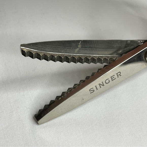 Vintage Singer Sewing Pinking Shears. 1577. Black Handles 7.5"long - Picture 8 of 10